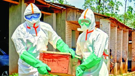 Habitantes de Ituri, en República Democrática del Congo, asaltaron un hospital para recuperar el cuerpo de un líder religioso fallecido por ébola. La Organización Mundial de la Salud advirtió que la epidemia avanza rápido y los países vecinos deben actuar de inmediato.