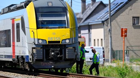 Autoridades belgas investigan las causas del accidente ferroviario que involucró a un minibús escolar.