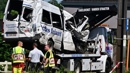 Autoridades belgas investigan las causas del accidente ferroviario que involucró a un minibús escolar.