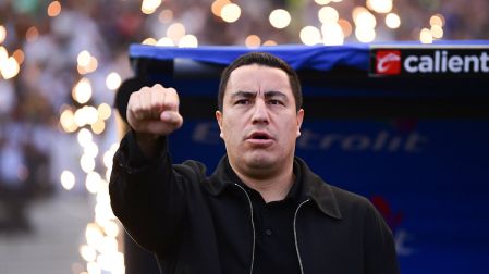 El futuro de Efraín Juárez en vilo