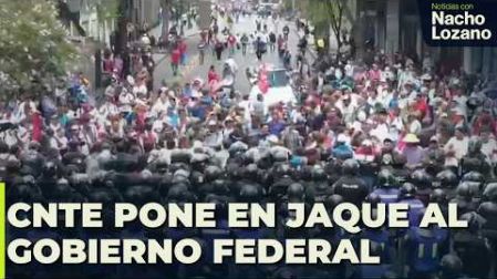 Maestros de la CNTE se enfrentaron a policías cuando buscaban ingresar al Zócalo de la CDMX para iniciar un paro indefinido.