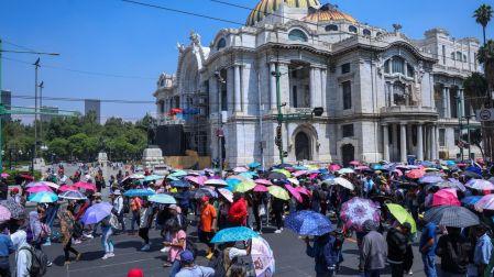 Maestros de la CNTE marchan hacia la Secretaría de Gobernación
