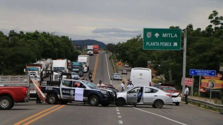 Maestros de la CNTE bloquean acceso a planta de Pemex