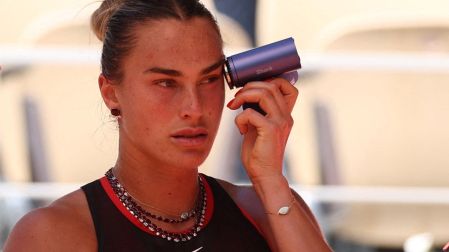 Aryna Sabalenka lució un par de collares de diamantes en la pista de arcilla del complelo de Roland Garros.
