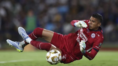 El portero colombiano es clave en Cruz Azul.