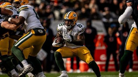 Josh Jacobs durante un partido de NFL con los Packers