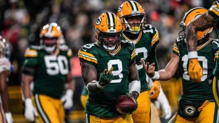 Josh Jacobs en un juego con Green Bay