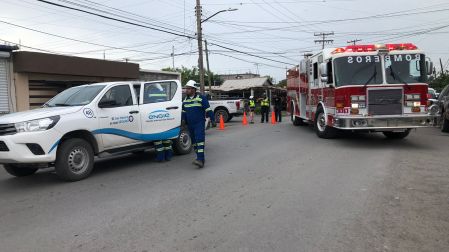 Elementos de Bomberos en un sitio donde se registró una fuga de gas