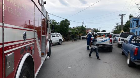 Elementos de Bomberos en un sitio donde se registró una fuga de gas