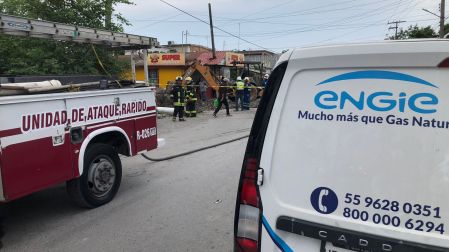 Elementos de Bomberos en un sitio donde se registró una fuga de gas