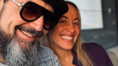 La prometida del cantante mantiene un perfil alejado de la farándula.