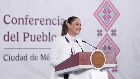 La presidenta Claudia Sheinbaum encabeza su conferencia mañanera desde Palacio Nacional.