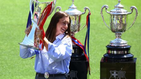 Alexia Putellas estuvo rodeada de los títulos que consiguió en el Barcelona