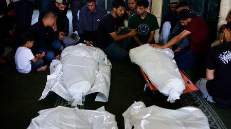 Palestinos cargan el cuerpo de Mohammad Odeh en Gaza tras un ataque israelí que también dejó víctimas civiles.