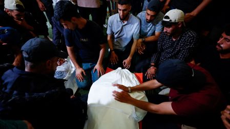Palestinos cargan el cuerpo de Mohammad Odeh en Gaza tras un ataque israelí que también dejó víctimas civiles.