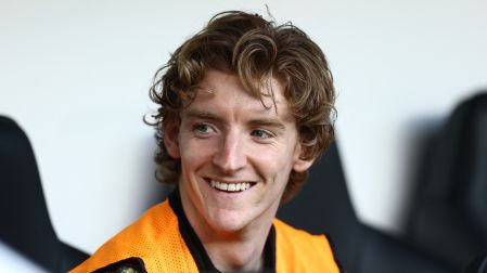 Anthony Gordon en el banquillo del Newcastle