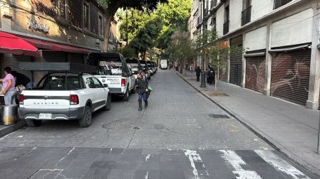 La exigencia de identificaciones oficiales para poder caminar por las calles aledañas al Zócalo alejó a los turistas y clientes.