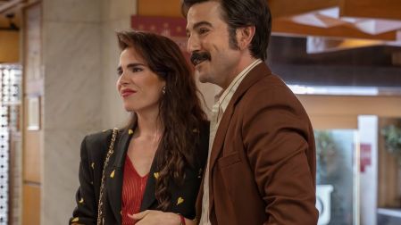 México 86. (L to R) Álvaro Guerrero as Guillermo Cañedo, Karla Souza as Susana Gómez-Mont, Diego Luna as Martín De La Torre in México 86. Cr. Carlos Somonte / Netflix ©2025