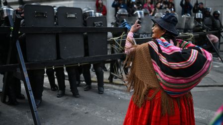 Campesinos y transportistas marchan en La Paz y El Alto en medio de bloqueos que han generado escasez de alimentos y medicinas.