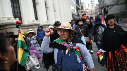 Campesinos y transportistas marchan en La Paz y El Alto en medio de bloqueos que han generado escasez de alimentos y medicinas.