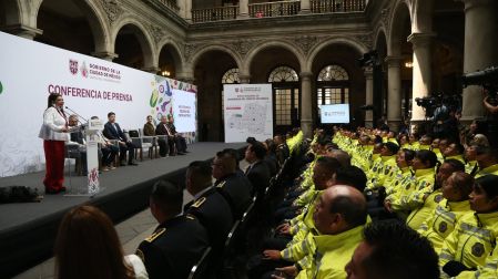 Como parte de la estrategia, los elementos portarán una chamarra color amarillo, fluorescente, con la leyenda "Policía Centro Histórico”