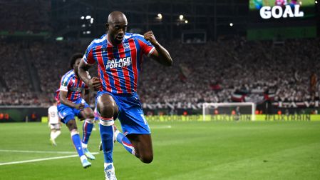Los jugadores del Crystal Palace celebrando el gol de Mateta