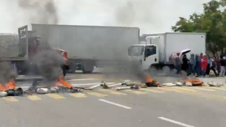 La violencia en las protestas de la CNTE escaló en Oaxaca, con la quema de llantas.