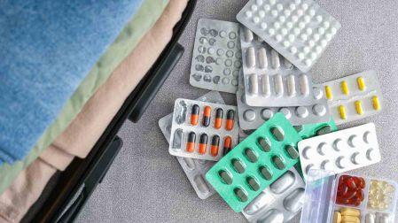 ¿Se pueden llevar medicamentos en el equipaje de mano?