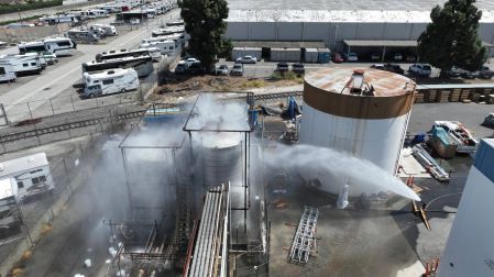 El metacrilato de metilo es un químico altamente inflamable utilizado en materiales industriales.