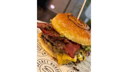 Secret Burger ofrece hamburguesas smash.