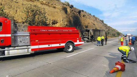 Personal de bomberos atienden un accidente en el Arco Norte