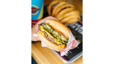 Las hamburguesas de FatBurger son estilo californiano.