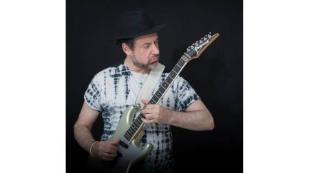 Alejandro Marcovich tocando la guitarra.