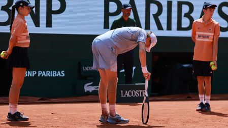 Jannik Sinner se apoyó en varias ocasiones en su raqueta, como si fuera un bastón