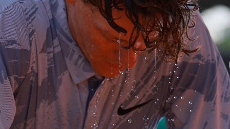 Jannik Sinner se vació botellas de agua para tratar de reaccionar