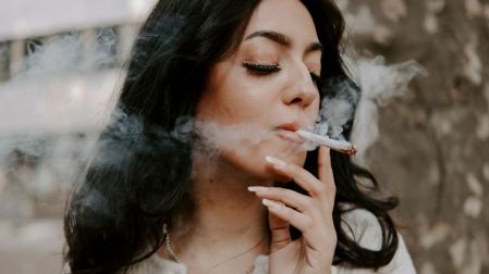 Trucos para eliminar el olor a cigarro en casa