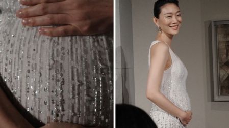 La modelo coreana llamó la atención con un gesto suave sobre su vientre en pasarela.
