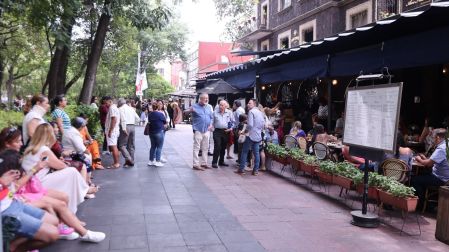 CIUDAD DE MÉXICO, 10MAYO2024. Diversos restaurantes presenta filas de comensales para celebrar el Día de las madres. FOTO: EDGAR NEGRETE LIRA/CUARTOSCURO.COM