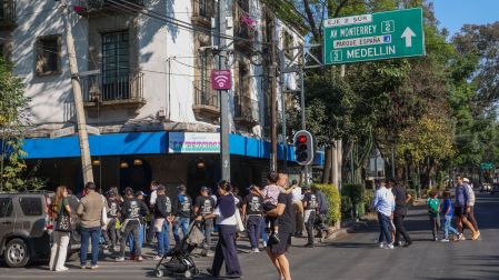 CIUDAD DE MÉXICO, 08FEBRERO2026.- Un sismo de 5.7 grados en la escala Richter se sintió en la capital, las personas al escuchar la alerta sísmica salieron de sus hogares y restaurantes en la colonia Condesa. Autoridades han reportado que no se presentaron incidentes mayores. FOTO: MOISÉS PABLO/CUARTOSCURO.COM