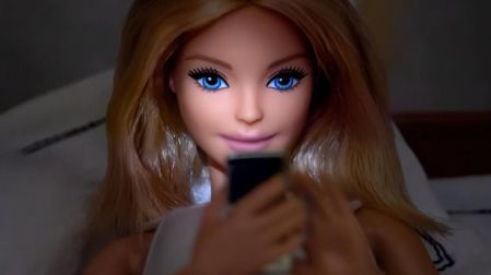 TikTok y X ya imaginan cómo luciría el llamado “iPhone Barbie”.