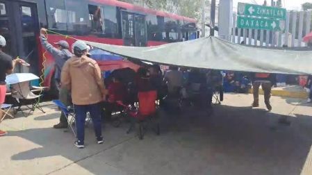 Docentes sitian los complejos de oficinas del Ejecutivo y Judicial en la periferia de Oaxaca.