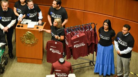 Senadores del PAN lucen playeras negras con la frase “Yo con Maru”