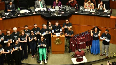 Senadores del PAN lucen playeras negras con la frase “Yo con Maru”