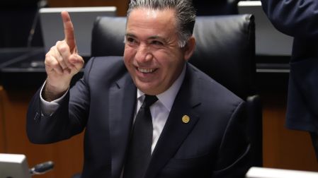 Enrique Inzunza solicitó licencia de 22 horas en el Senado tras cumplir un mes su orden de extradición.