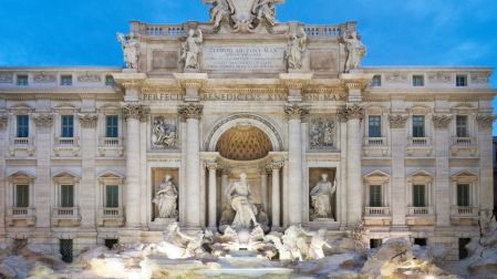 Mujer entra a nadar a la Fontana di Trevi y genera críticas en redes sociales