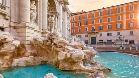 Mujer entra a nadar a la Fontana di Trevi y genera críticas en redes sociales