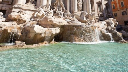 Mujer entra a nadar a la Fontana di Trevi y genera críticas en redes sociales