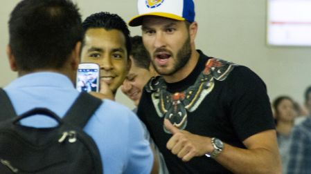 André-Pierre Gignac llegó a Monterrey el 18 de junio de 2015 en medio de una multitud de aficionados que acudió al aeropuerto para recibir al refuerzo más mediático en la historia de Tigres.