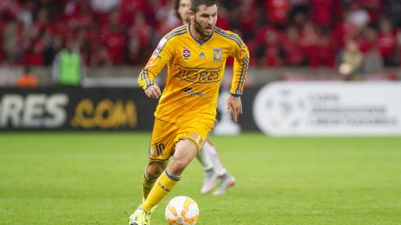El 15 de julio de 2015, André-Pierre Gignac debutó con Tigres frente al Internacional de Porto Alegre en las semifinales de la Copa Libertadores.