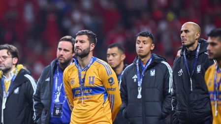 André-Pierre Gignac observa la celebración de Toluca tras la final del Apertura 2025 en el Nemesio Diez. Meses después, ese mismo estadio será el escenario de su despedida con Tigres y de su última oportunidad para conquistar un título con la camiseta felina.
